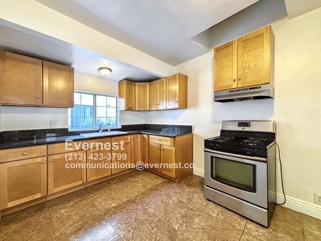 Foto del edificio - Charming 2-Bedroom Home with Garage and Ba...