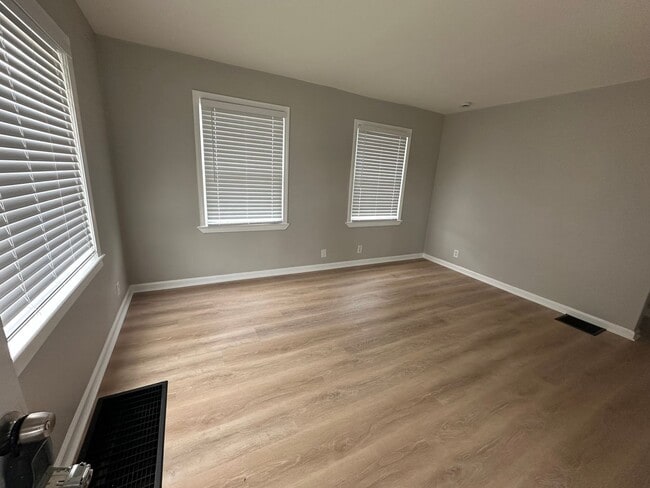 Building Photo - CUTE 2 BEDROOM HOUSE WITH LARGE BACKYARD IN HAMILTON! QUIET STREET