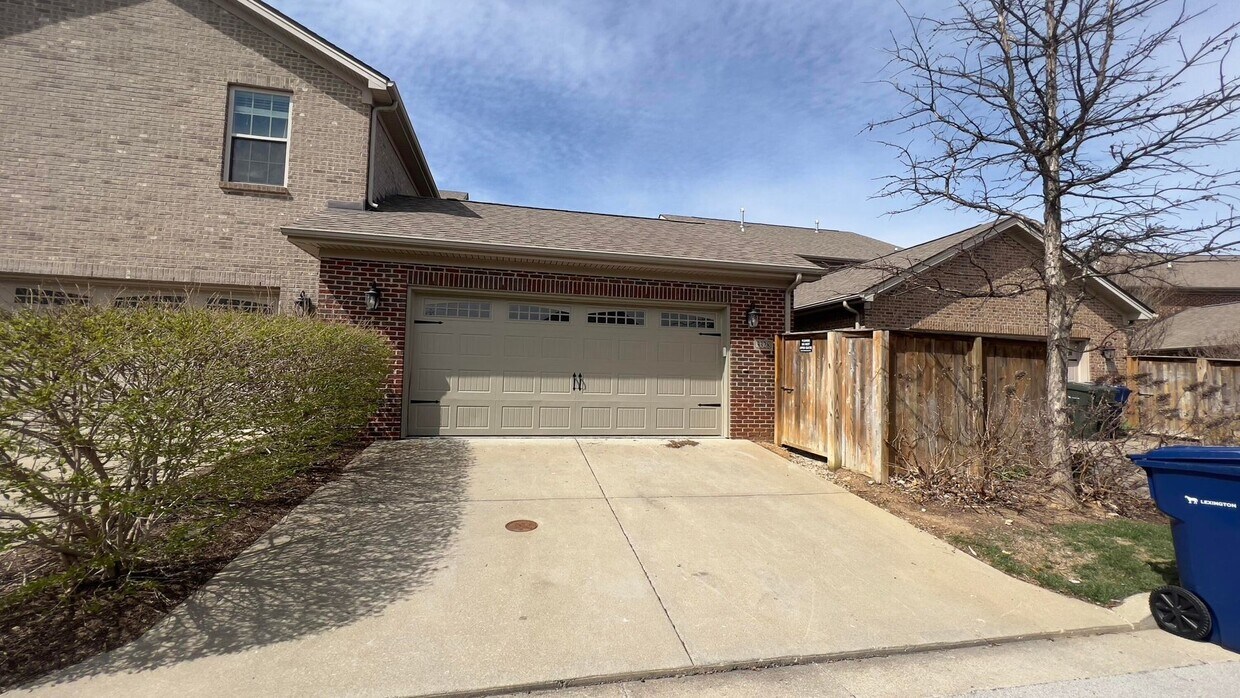 Foto principal - 4 bedroom 2.5 bathroom townhome located in...