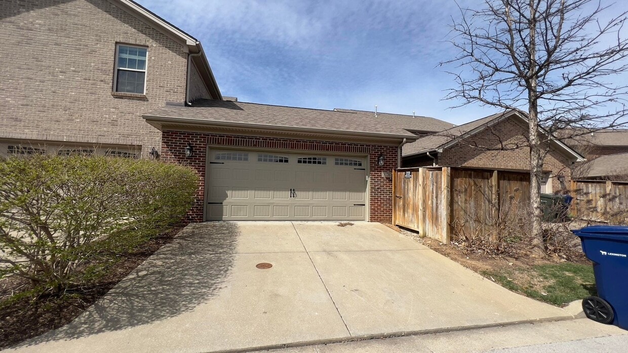 Primary Photo - 4 bedroom 2.5 bathroom townhome located in...