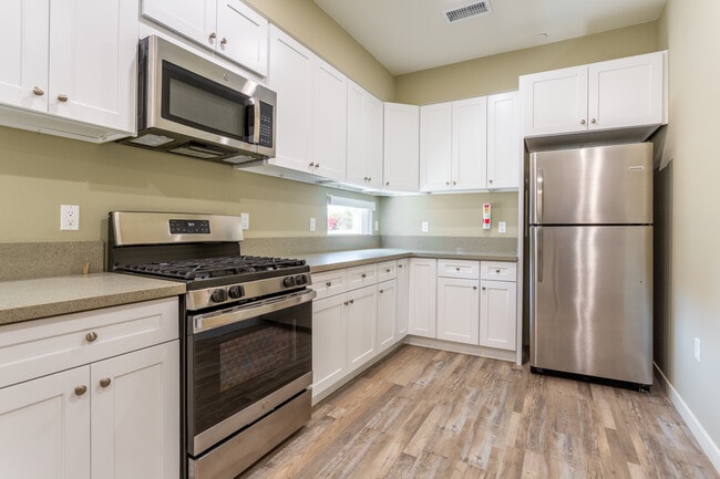 Building Photo - 1329 W 37th Pl