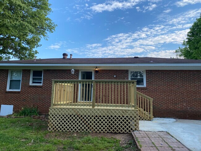 Building Photo - 3 Bed 1.5 Bath House