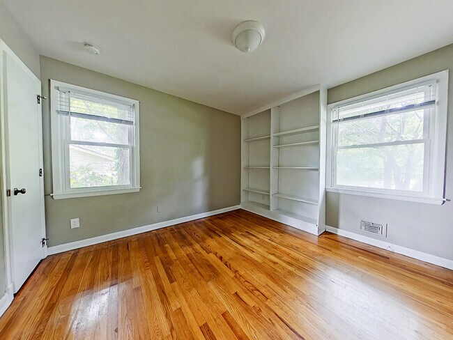 Foto del edificio - 1119 Oakdale Rd
