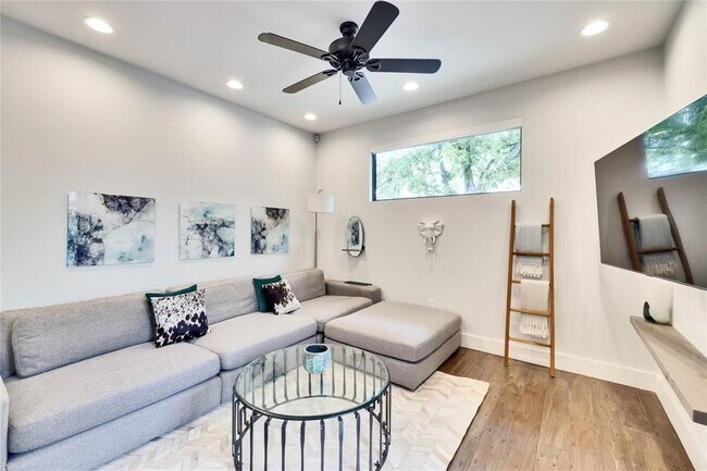 Foto del edificio - 1311 Justin Ln