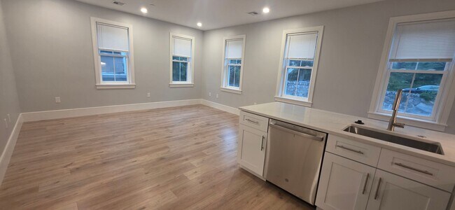 Building Photo - 124 Kenrick St