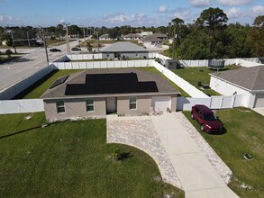 Building Photo - 402 NE Mainsail St