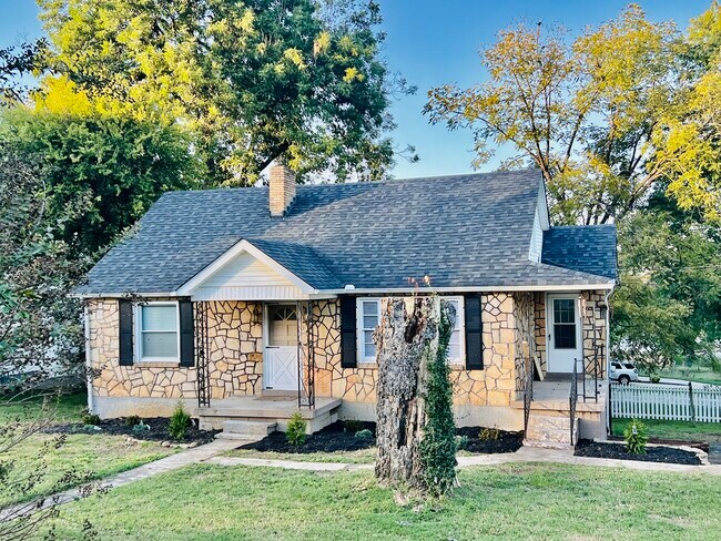 Building Photo - 5904 Maxon Ave