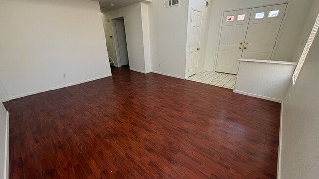 Building Photo - Centrally Located 3bed 2.5bath