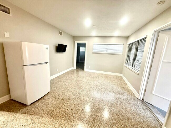 Foto del edificio - 64 Davis Blvd