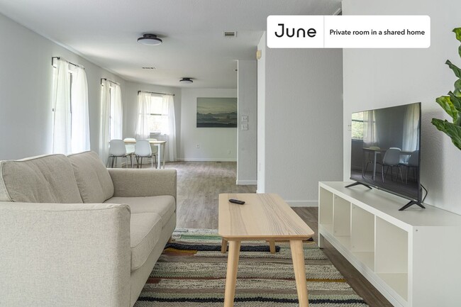 Foto del edificio - Private bedroom in 3 bed/2 bath Home