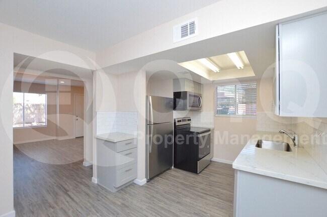 Foto del edificio - 1418 E Knoll Cir