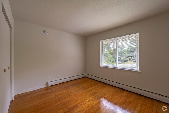 1BD, 1BA - 891 SF - Redstone Gardens - Bedroom - Redstone Gardens