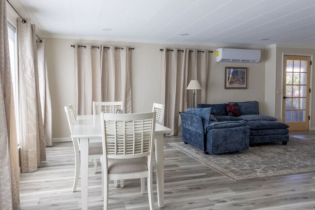 Building Photo - 1010 Palm Canyon Dr