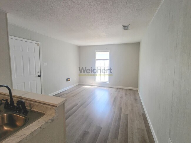 Building Photo - 108 N 7th St