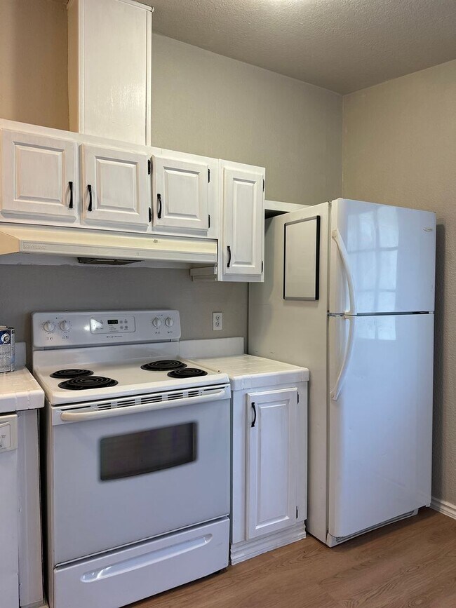 Foto del edificio - Adorable home in La Pine area, 1.5 acres fully fenced!!