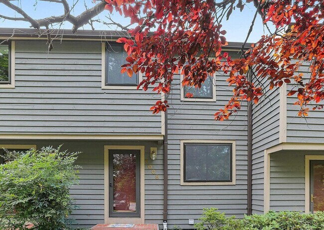 Foto del edificio - 3BR/3.5BA Townhome in Gated Stoneleigh Summit | Lower-Level Bedroom | Near Stoneleigh Elementary