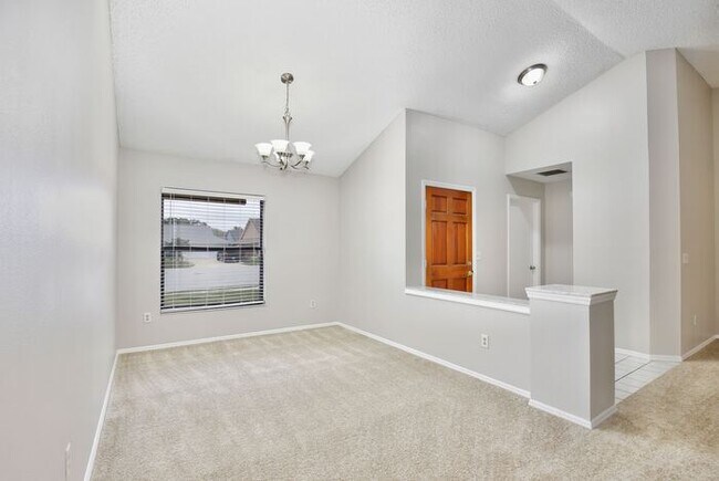 Foto del edificio - Spacious 4/3 Home with a Fenced Backyard and a 2 Car Garage in Hollowbrook - Winter Springs!