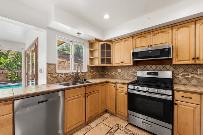 Foto del edificio - 8743 Topanga Canyon Blvd