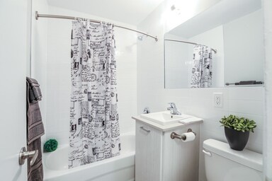 Building Photo - 31 Spencer Ave