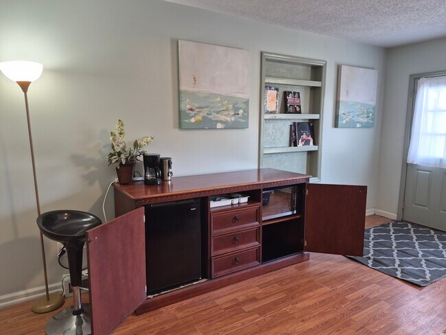 Microondas, mininevera, cafetera - 303 Appleton St