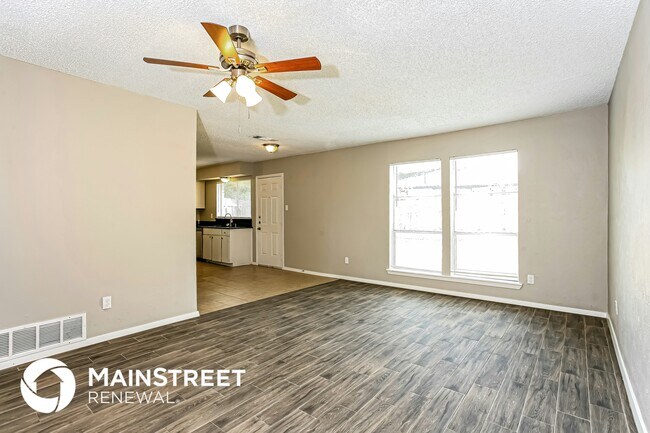 Foto del edificio - 352 Lakeside Dr