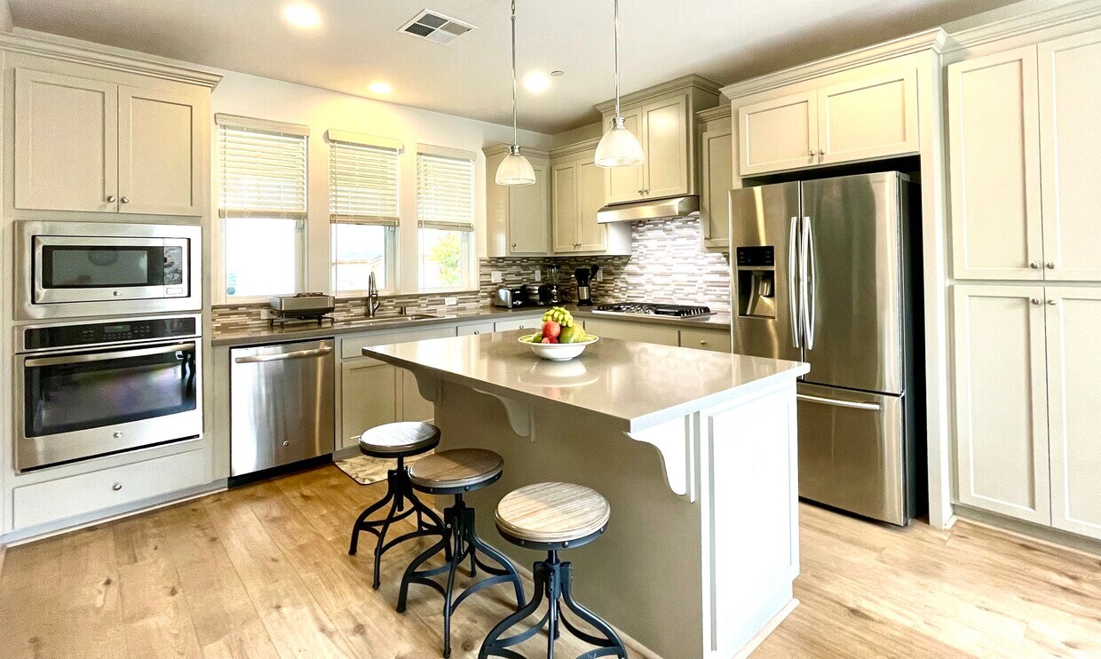 Fully equipped kitchen-toaster, blender, coffee machine, waffle maker - 2713 Bungalow Dr