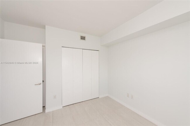 Building Photo - 460 NE 28th St