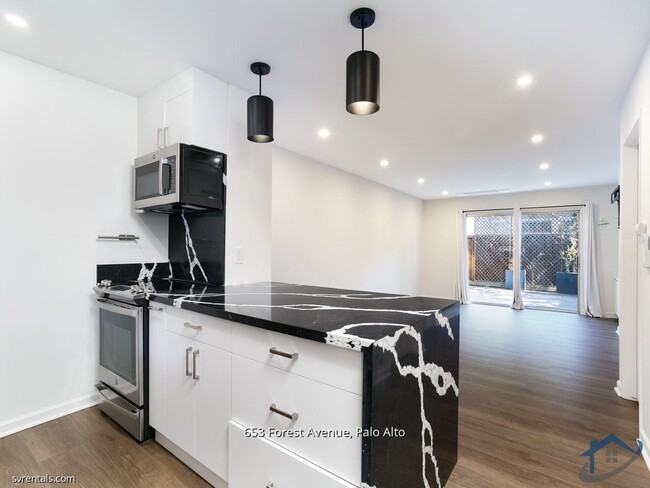 Foto del edificio - 653 Forest Ave