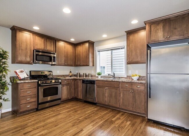 Building Photo - 3 BED 2.5 BATH SINGLE FAMILY FOR RENT