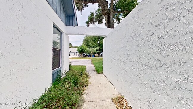 Foto del edificio - 2865 Wonderwood Ln