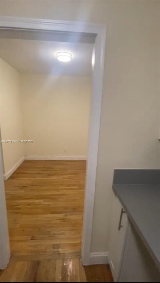 Foto del edificio - 815 W 40th St