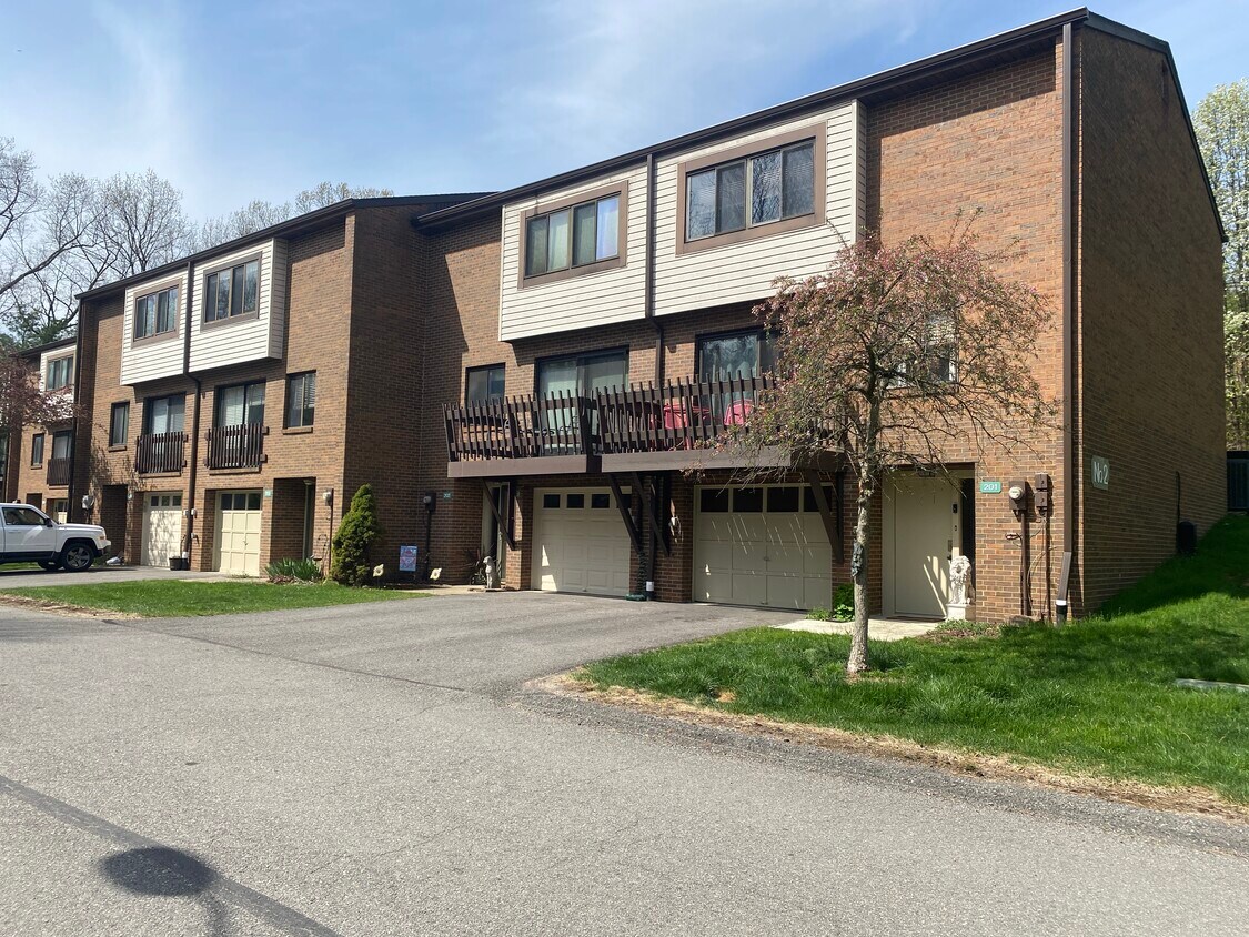 203 Springwater Ct, Coraopolis, PA 15108 Townhome Rentals in