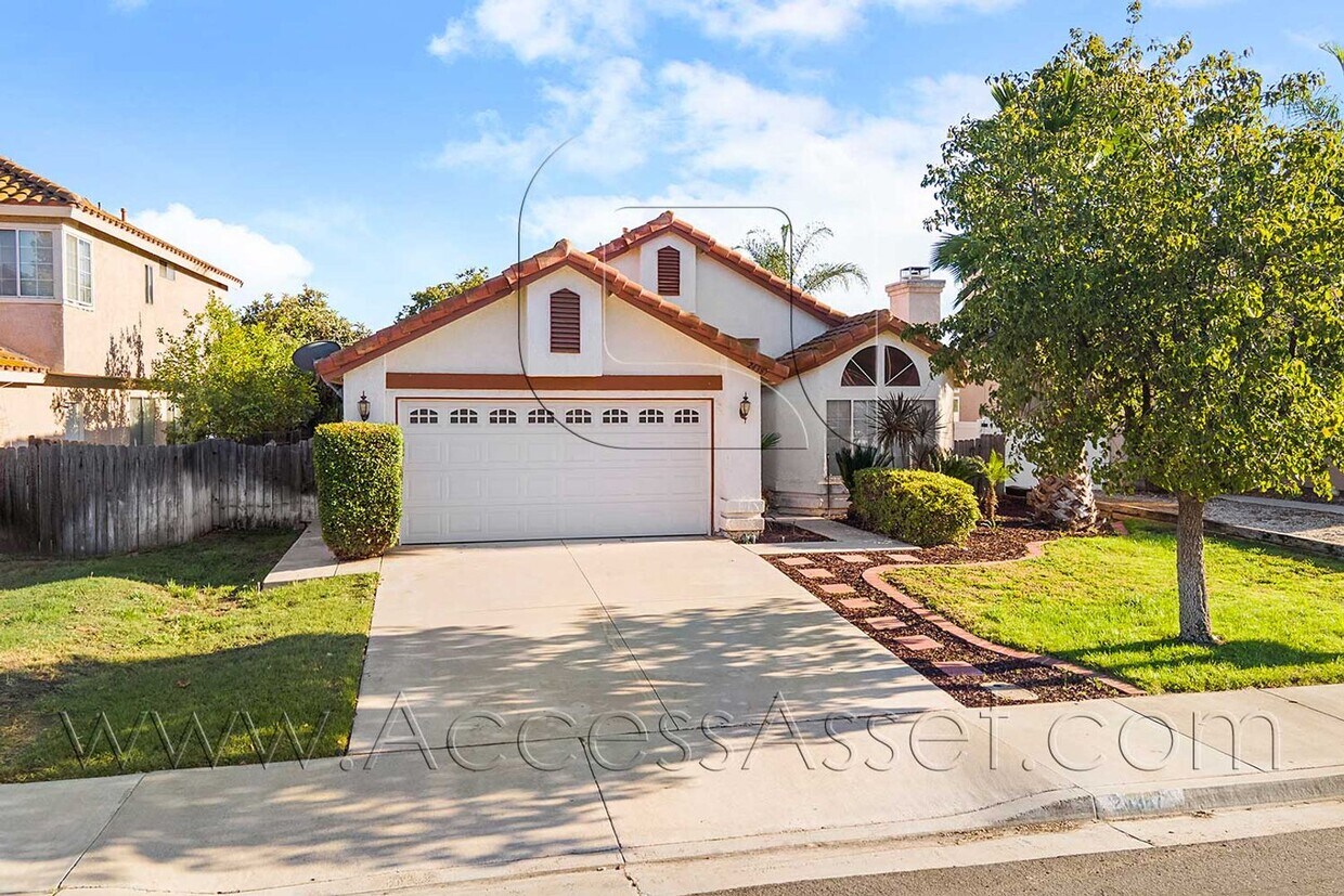 Foto principal - Beautifully Single Story 3 Bed/2 Bath Home...