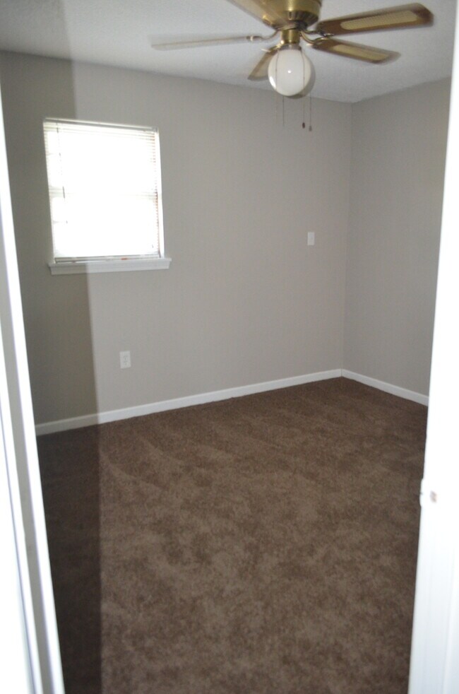 Building Photo - 229-231 Maple Grove Way