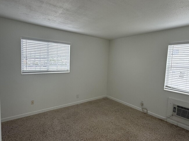 Foto del edificio - 1118 N H St