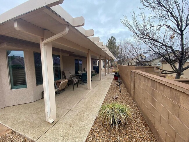 Building Photo - Pet Friendly 2 Bedroom Home in Desirable 5...