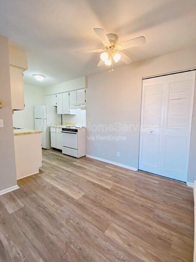 Foto del edificio - 203 Charleston Blvd