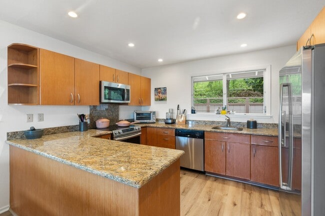 Building Photo - Stunning Lake View Townhome – 3 Bed, 2 Bat...