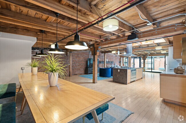 Salón social 1 - Brick + Iron Lofts at Dogpatch