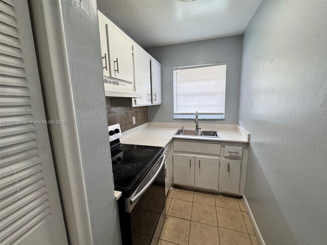Foto del edificio - 6840 Pembroke Rd