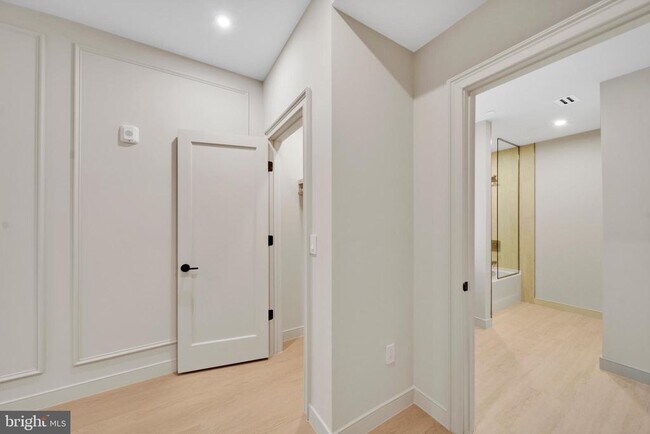 Foto del edificio - 2121 Ward Pl NW