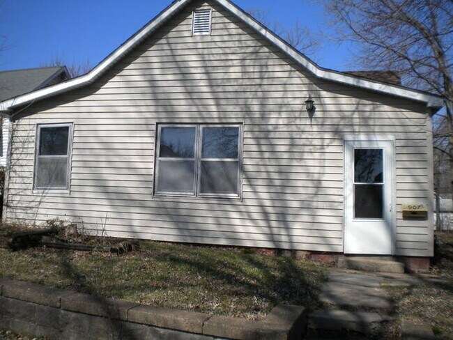 Building Photo - Pet friendly two bedroom close to hospital