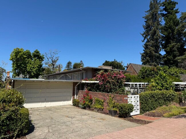 Foto del edificio - 2710 Belrose Ave