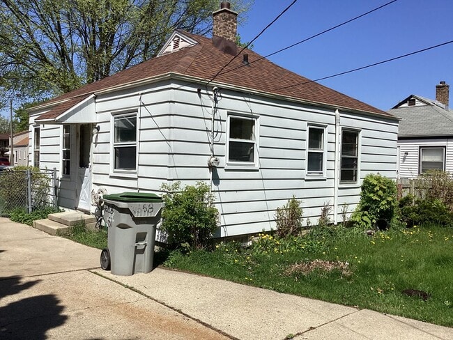 Foto del edificio - 2 Bedroom Single Family Home With Detached Garage