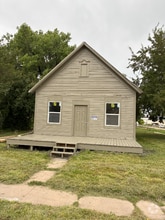 Building Photo - 302 E 9th St