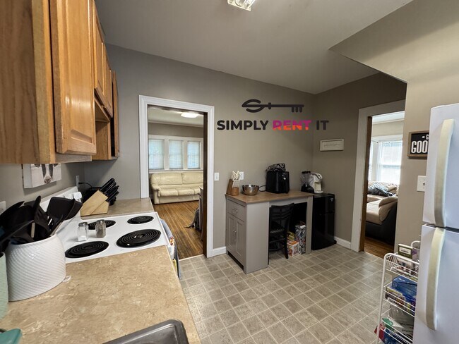 Building Photo - Large 3 Bedroom | On Campus | Free parking | Signing Bonus!