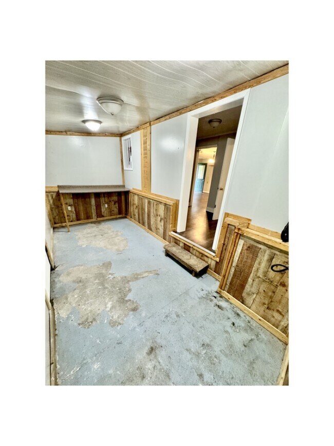 Building Photo - 319 S Division St