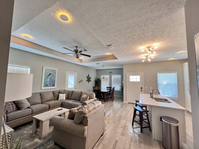 Building Photo - 304 La Paloma Pl