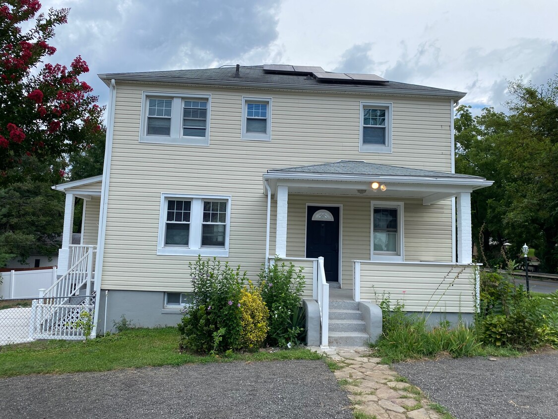 Photo - 4319 Kenwood Ave-5 Available Private Bath $1000