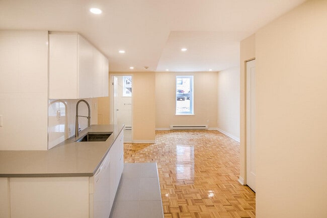 Building Photo - 2235 Av Prud'homme